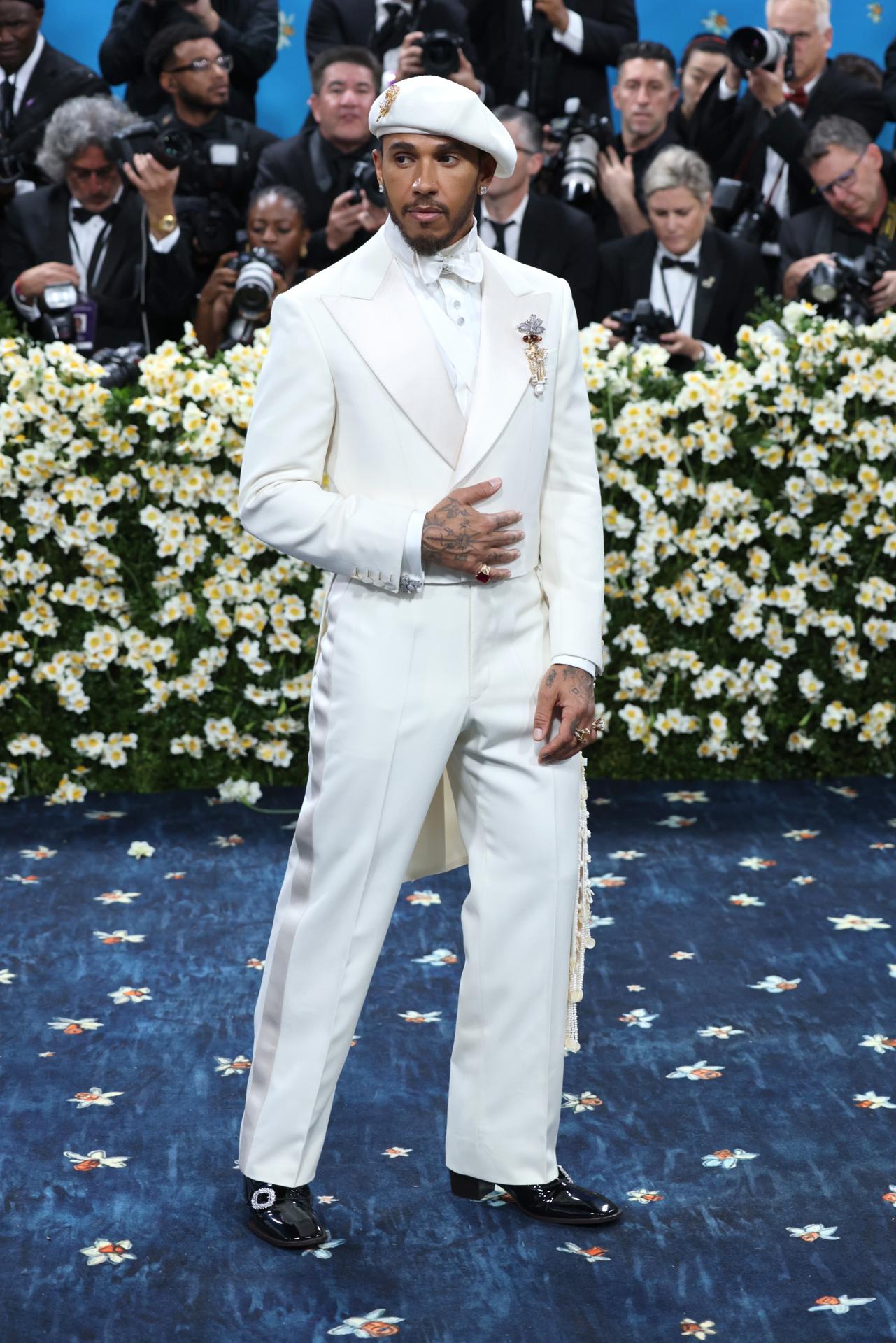 NEW YORK (United States), 06/05/2025.- Lewis Hamilton poses on the red carpet for the 2025 Met Gala, the annual benefit for the Metropolitan Museum of Art's Costume Institute, in New York, New York, USA, 05 May 2025. The event coincides with the Met Costume Institute's spring 2025 exhibition ‘Superfine: Tailoring Black Style’ which will be on view from 10 May 2025 through 26 October 2025.  (Nueva York) EFE/EPA/JUSTIN LANE
