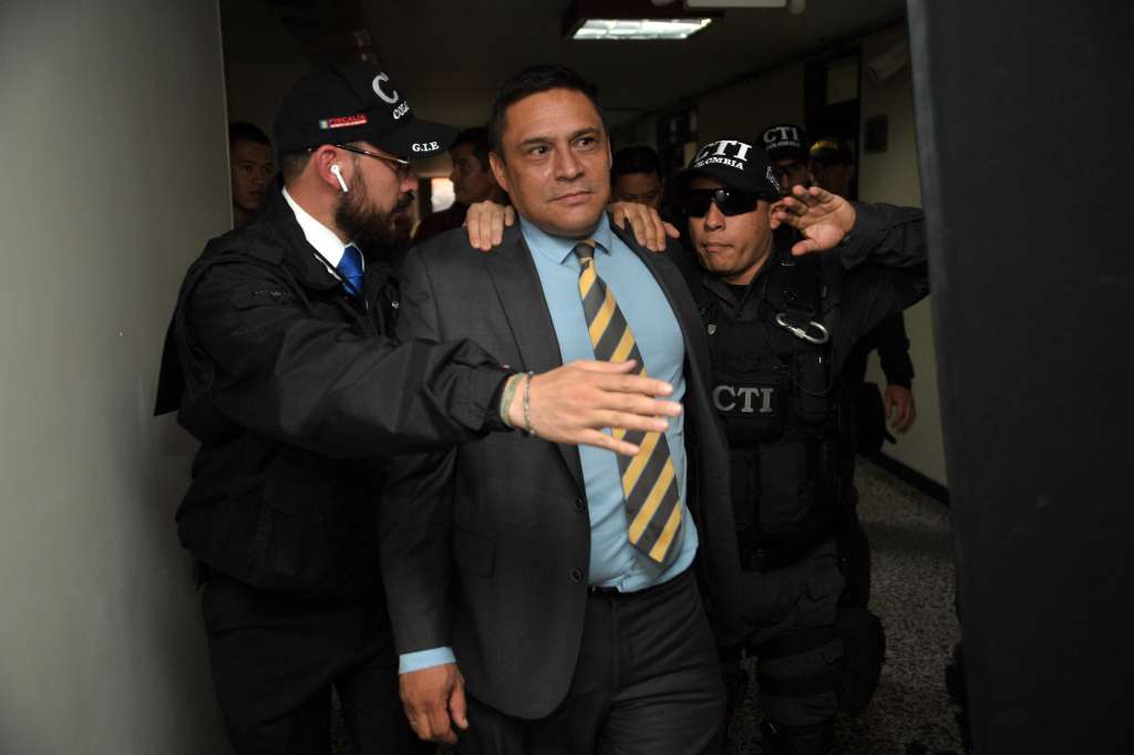General (r) de la policía nacional en audiencia, acusado de participar en una red que habría interceptado ilegalmente varias líneas telefónicas.