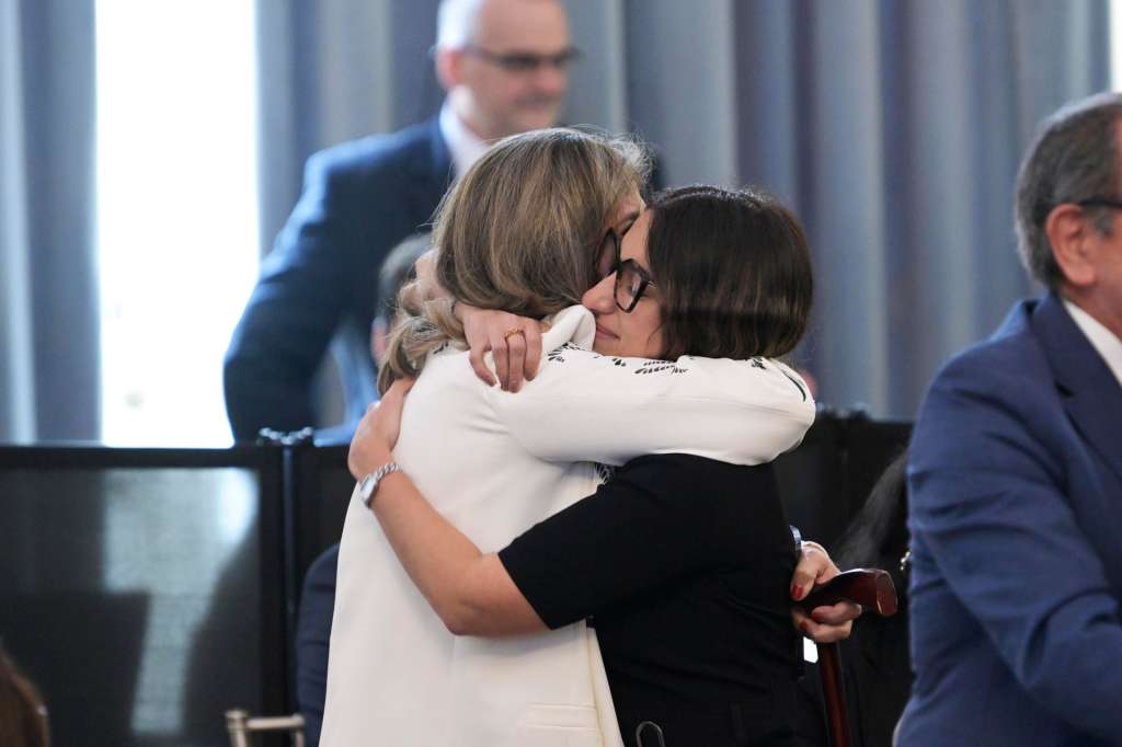 USA2406. WASHINGTON (ESTADOS UNIDOS), 05/05/2025.- La canciller de Colombia Laura Sarabia (d) felicita a la diplomática Laura Gil tras su elección como secretaria general adjunta de la Organización de los Estados Americanos (OEA) este lunes, en Washington (Estados Unidos). EFE/ Lenin Nolly