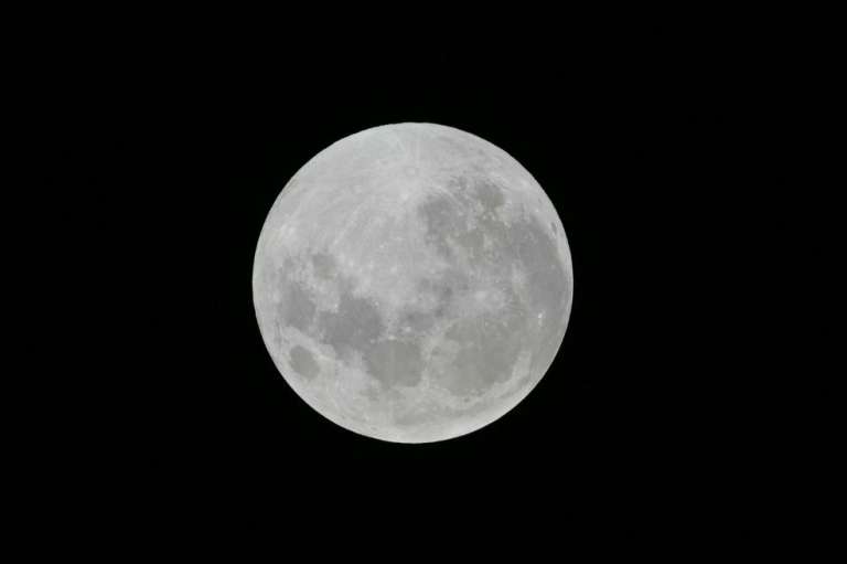 En la fase penumbral, la Luna entra en la zona de la penumbra, la parte exterior de la sombra de la Tierra. Este satélite empieza a oscurecerse con un efecto todavía sutil.
