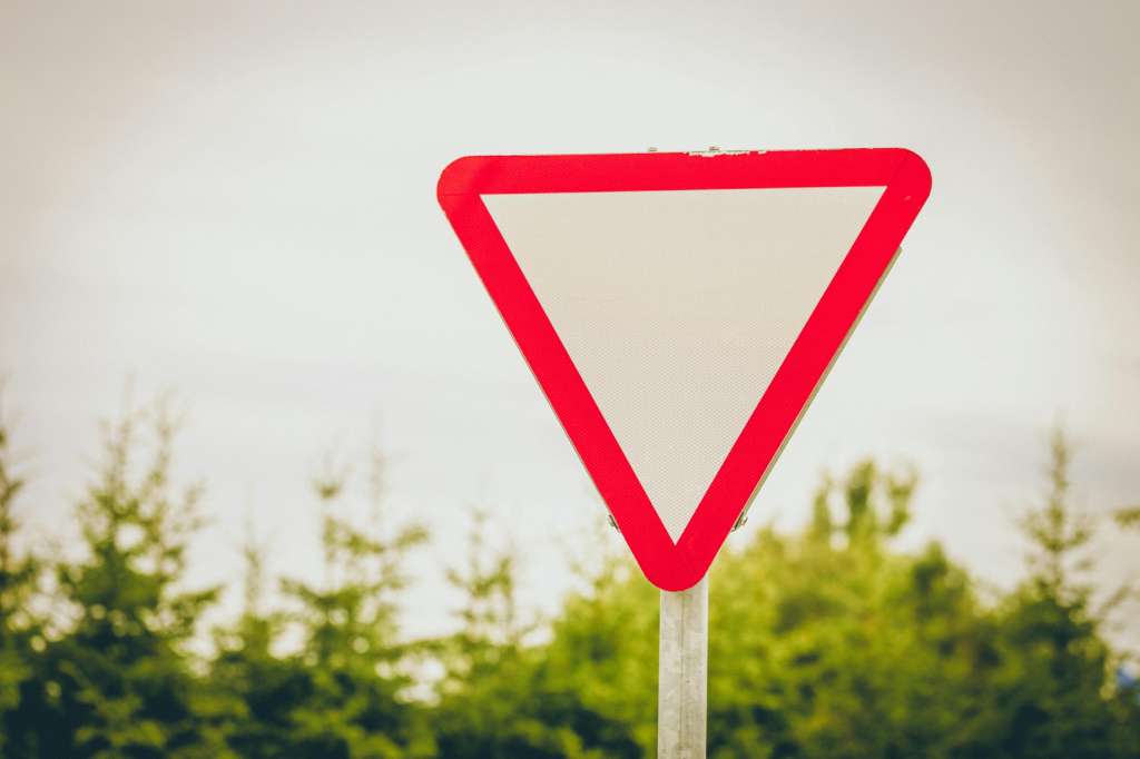 ¿Qué significa la señal de triángulo invertido, rojo y vacío?