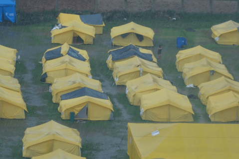 Tras fuertes lluvias, se presentó inundación en campamento de venezolanos
