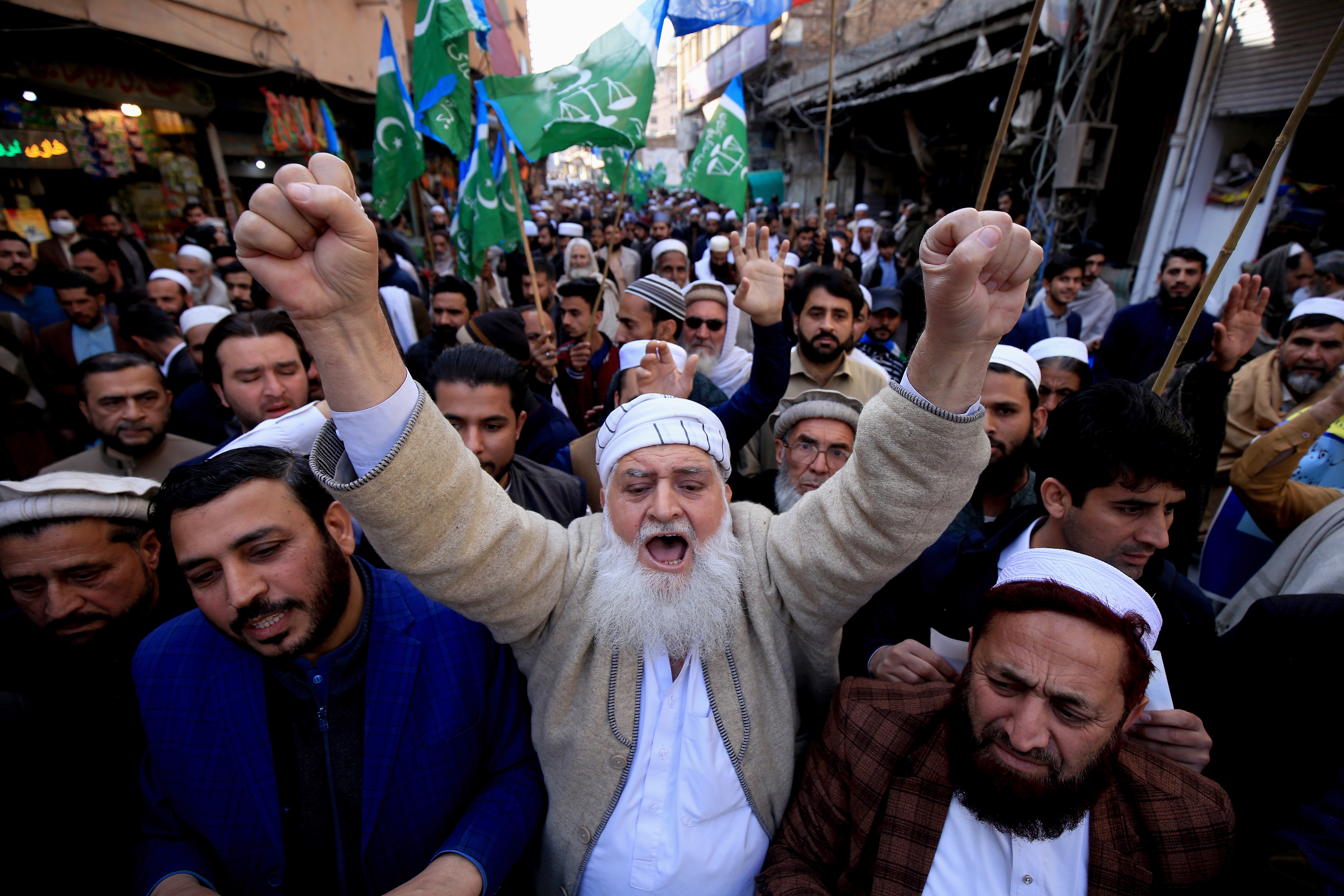 -FOTODELDIA- Peshawar (Pakistán), 27/01/2023.- Trabajadores del movimiento Jamaat-e-Islami corean consignas durante una manifestación contra Suecia en Peshawar (Pakistán) este viernes, después de que el político de extrema derecha Rasmus Paludan quemara una copia del corán en una manifestación convocada en Estocolmo. EFE/ Arshad Arbab