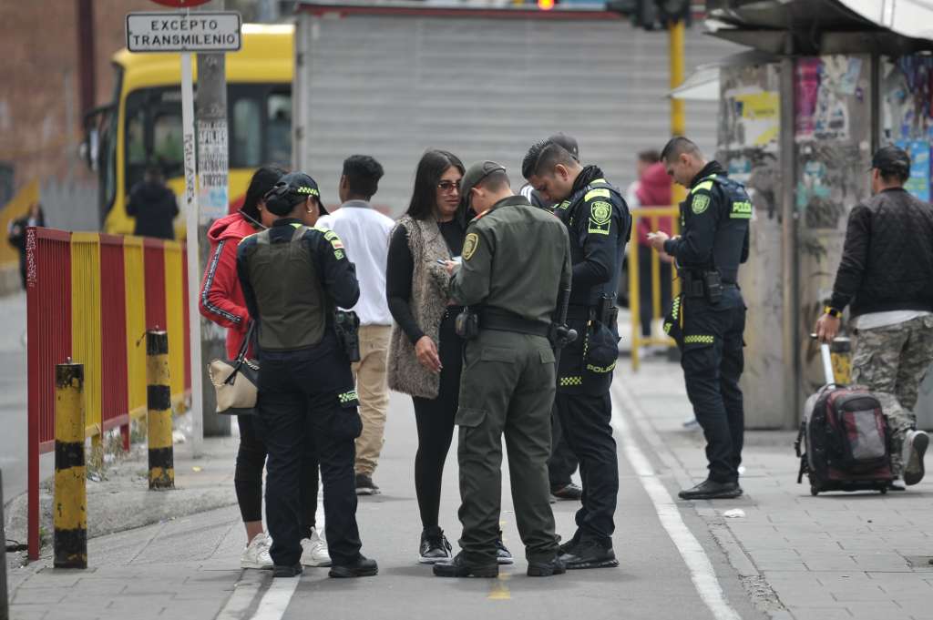 Policías patrullando por varias calles de Bogotá
