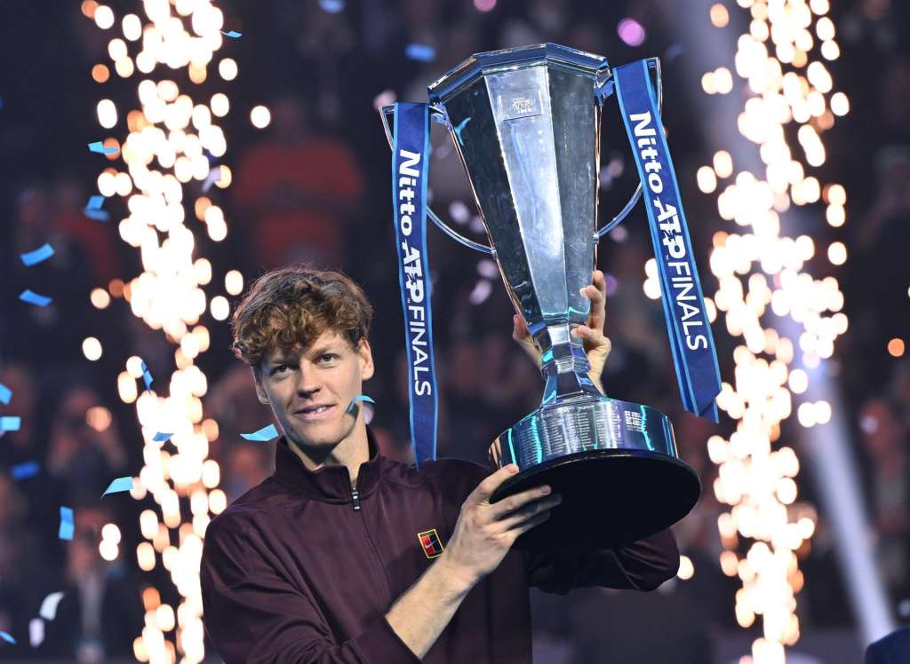 Turin (Italy), 16/11/2025.- Jannik Sinner of Italy celebrates with the trophy after winning the men's singles final match against Carlos Alcaraz of Spain at the ATP Finals in Turin, Italy, 16 November 2025. (Tenis, Italia, España) EFE/EPA/ALESSANDRO DI MARCO