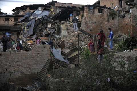 Con más de 4.000 muertos tras terremoto, comienza éxodo de supervivientes en Nepal