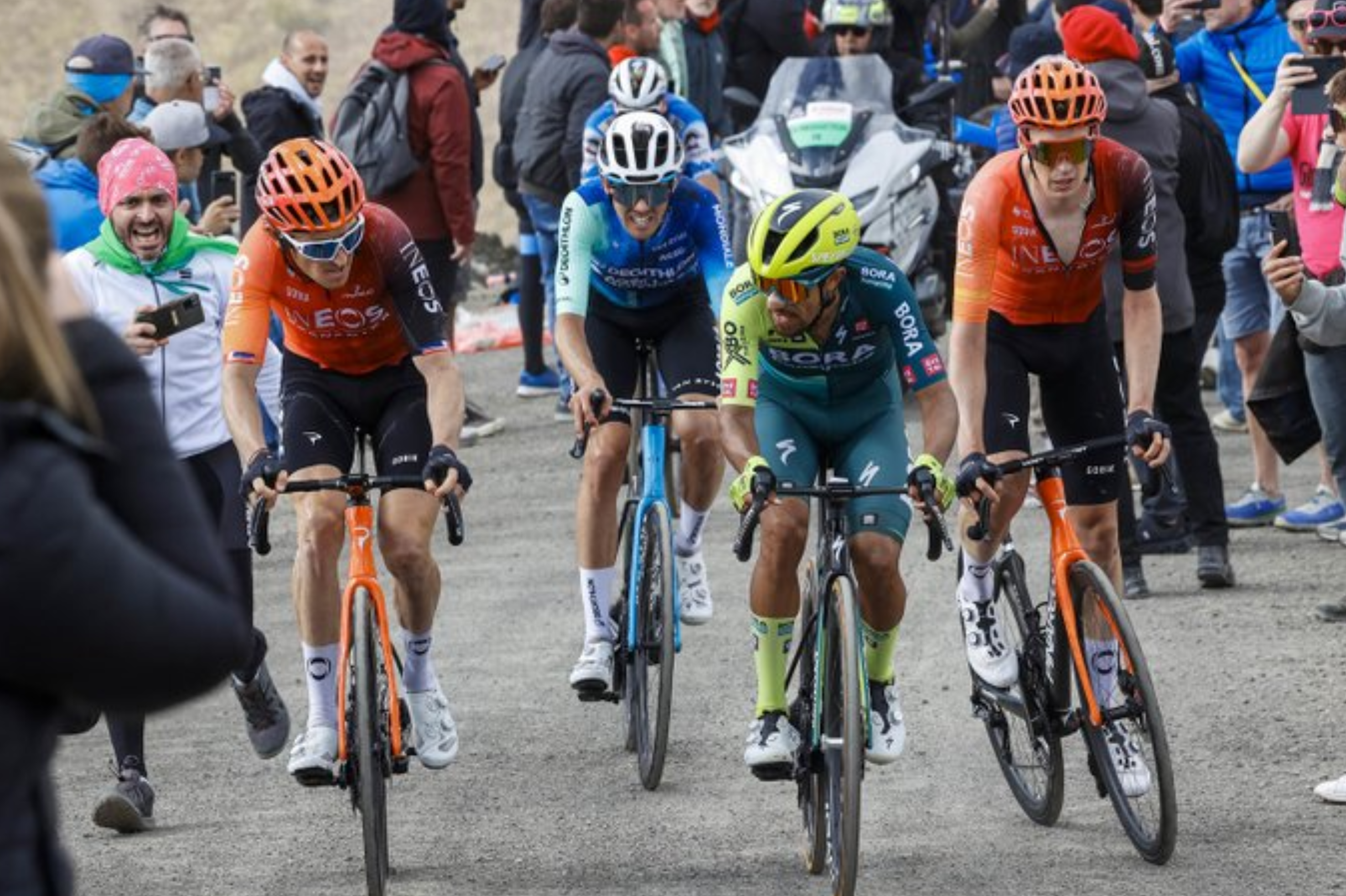 Daniel Felipe Martínez (verde) ataca en la montaña a Geraint Thomas.