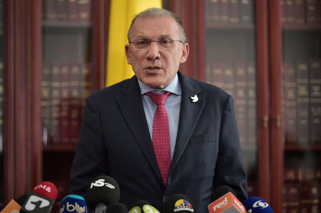 Congresista y presidente del Senado, en rueda de prensa por la crisis en la coalición del gobierno de Gustavo Petro.
