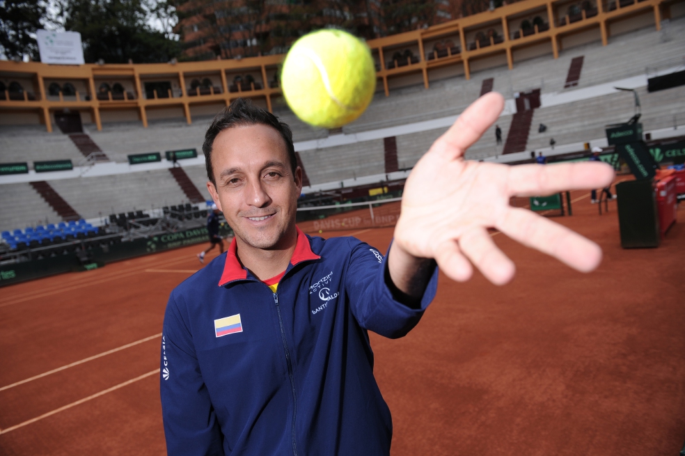 Pablo González, capitán del equipo colombiano de Copa Davis, en la cancha de la plaza de toros de Santamaría. / Mauricio Alvarado - El Espectador