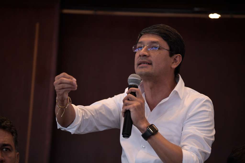 Candidato a la presidencia del 2022 por el Pacto Histórico, recibe el respaldo del partido Verde a su candidatura.