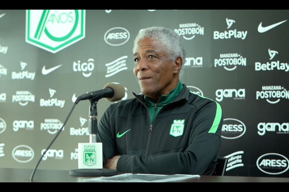 Francisco Maturana en conferencia de prensa.