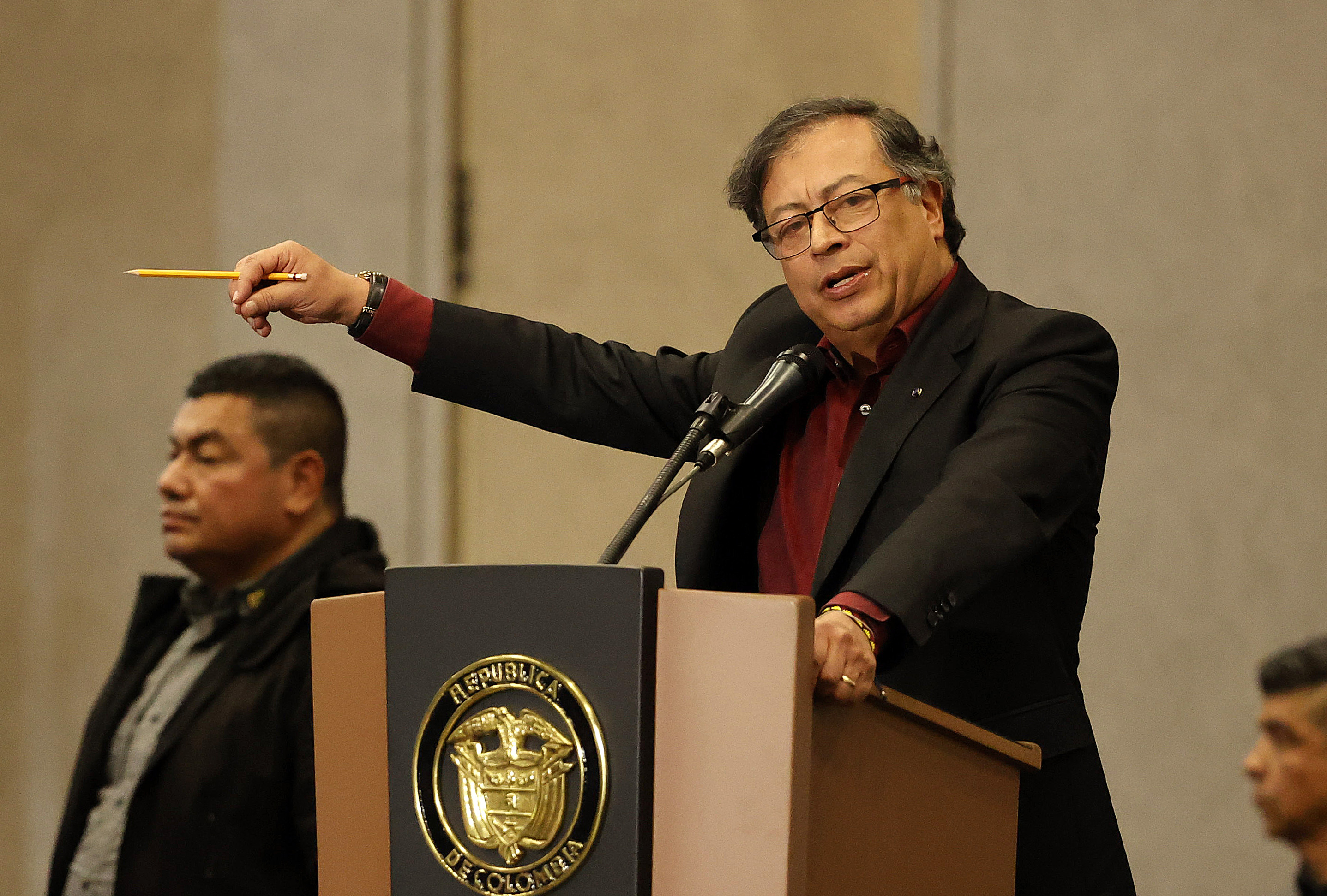 AME9576. BOGOTÁ (COLOMBIA), 14/09/2023.- El presidente de Colombia Gustavo Petro habla en una intervención en el acto de reconocimiento del sindicalismo como sujeto de reparación colectiva, hoy en el Hotel Hilton en Bogotá (Colombia). El presidente colombiano, Gustavo Petro, aseguró este jueves que "no es un caso aislado" la intimidación que soldados disfrazados de disidentes de las FARC llevaron a cabo contra una comunidad en el departamento de Córdoba, y criticó que "los que dieron la orden" quieren "que los hacendados vuelvan a ser paramilitares". EFE/ Mauricio Dueñas Castañeda