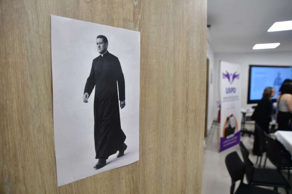 La imagen de Camilo Torres en una de las oficinas de la Unidad de Búsqueda de Personas Dadas por Desaparecidas (UBPD) durante la rueda de prensa en la que se confirmó el hallazgo de su cuerpo.