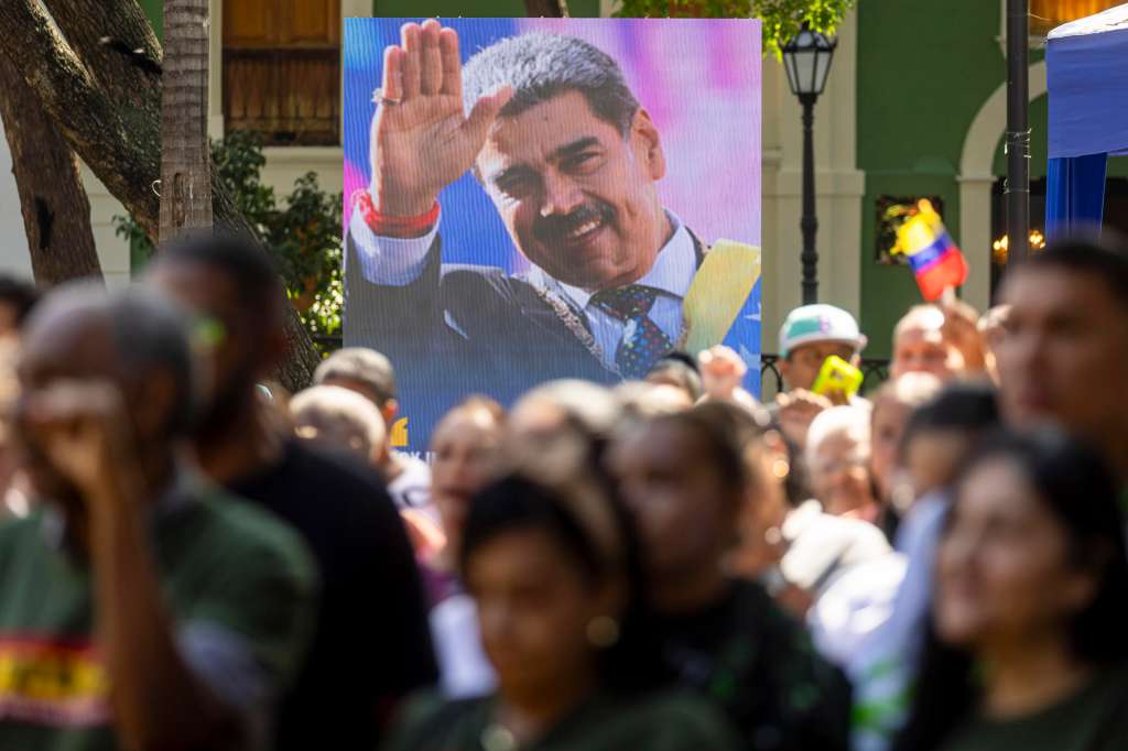 AME7977. CARACAS (VENEZUELA), 24/01/2026.- Fotografía que muestra una imagen del presidente de Venezuela, Nicolás Maduro, durante el 'Cabildo abierto en Defensa de la Autodeterminación de los Pueblos' este sábado, en Caracas (Venezuela). EFE/ Miguel Gutiérrez