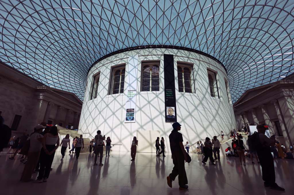 London (United Kingdom), 23/08/2023.- Visitors in the British Museum in London, Britain, 23 August 2023. The British Museum dismissed a member of staff and the Metropolitan Police are investigating after artefacts which were reported 'missing, stolen or damaged' over a 'significant' period of time. Art dealer Ittai Gradel alleges that in February 2021 he had notified the British Museum to be aware of potentially stolen items from the collection but was reportedly told "all objects were accounted for". (Reino Unido, Londres) EFE/EPA/NEIL HALL