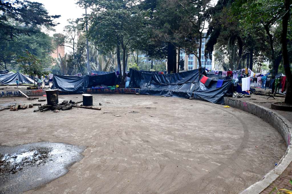 Indígenas han armado cambuches con plásticos en el Parque Nacional, al que llegaron el 29 de septiembre en su mayoría son niños, mujeres embarazadas y lactantes.