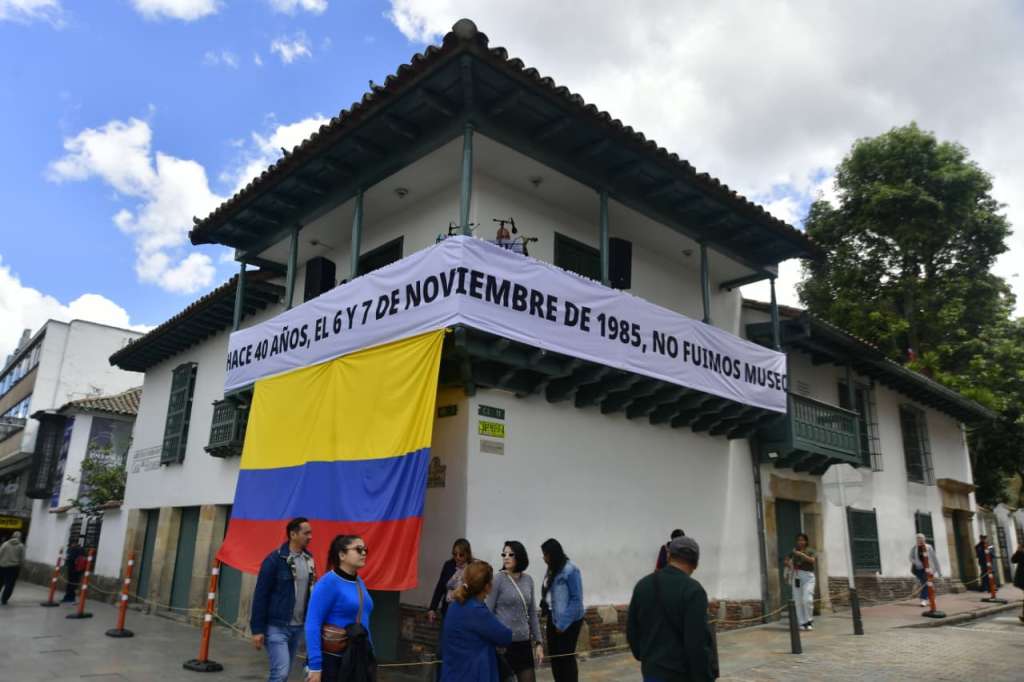 Un centenar de personas murieron en ese holocausto, incluidos 11 magistrados de las altas cortes. Al menos 11 más fueron desaparecidas y otras tantas fueron llevadas a la Casa del Florero, interrogadas y torturadas durante horas.