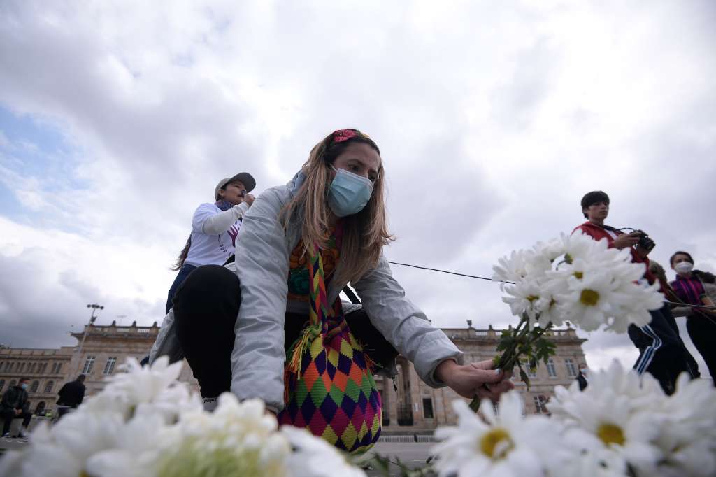 Este 7 de marzo, excombatientes de las Farc provenientes de distintas regiones del país convocaron una peregrinación en Bogotá para rechazar los asesinatos y amenazas en su contra. A la fecha, son alrededor de 300 firmantes del Acuerdo de Paz asesinados. Los manifestantes se concentraron en el Planetario Distrital y avanzaron hasta la Plaza de Bolívar.