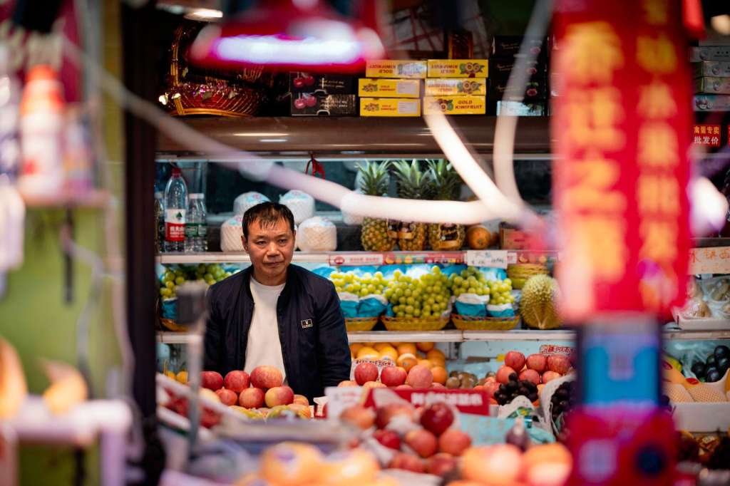 Shanghai (China), 14/11/2025.- A vendor sells fruits at a wet market in Shanghai, China, 14 November 2025. According to the National Bureau of Statistics of China, Retail sales in China rose 2.9 percent year-on-year in October 2025, down from September's 3.0 percent and the slowest pace since August 2024. New home prices in 70 cities fell 2.2 percent year-on-year, unchanged from September and the slowest decline since March 2024. EFE/EPA/ALEX PLAVEVSKI