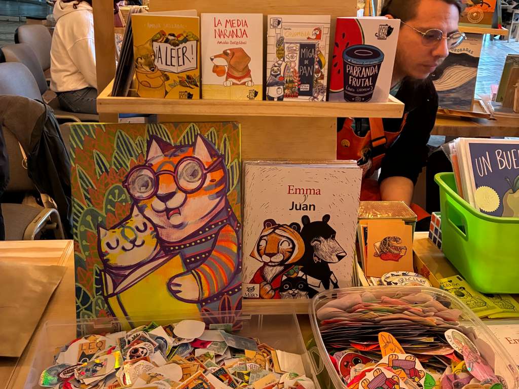 La Vuelta 2025 fue el espacio para que convergieran autores emergentes, ediciones accesibles, literatura infantil y otras apuestas que se salen de la edición más comercial.