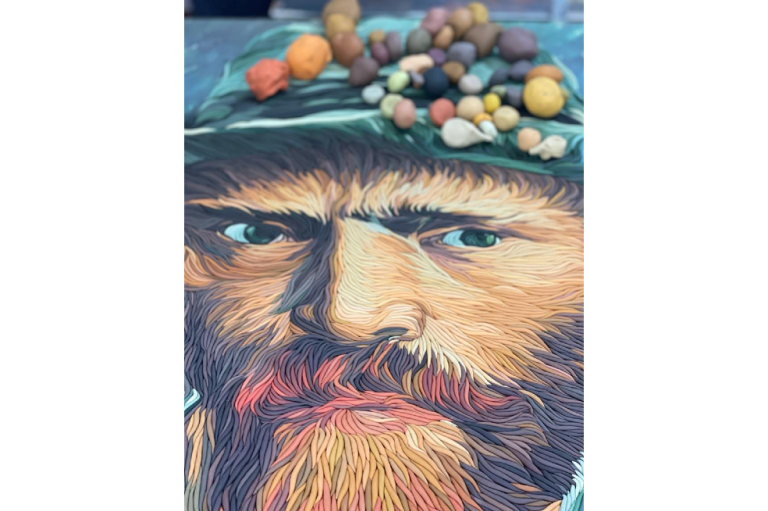 "Lo que me gusta de trabajar con plastilina es que lo saco de ser un material artesanal y lo convierto en un elemento artístico. Si bien muchas personas tienen la facilidad de trabajar con plastilina desde lo artesanal para hacer caricaturas y personajes -que me parece genial-, también está la posibilidad de generar discursos, conceptos y maleabilidades lo que quieres decir por medio de las imágenes", asegura Harold Rubio.
