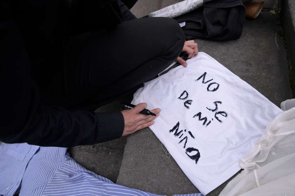 ¿Quiere dejarle un mensaje a los desaparecidos?; Con esta invitación a los transeúntes del centro de Bogotá, la Red de Artistas en Resistencia (RAR), realizó una acción de protesta frente al Museo Nacional, donde al mismo tiempo se abría al público la versión 46 del Salón Nacional de Artistas. Con varias prendas de ropa representando el Río Magdalena, rindieron un homenaje a las personas que han sido desaparecidas en el conflicto colombiano en el agua de este afluente. Manifiestan que su inconformidad ante el encuentro artístico se debe a la mirada excluyente sobre varias comunidades indígenas y la omisión de contar con las voces de las víctimas durante el conflicto que han vivido a lo largo del río.