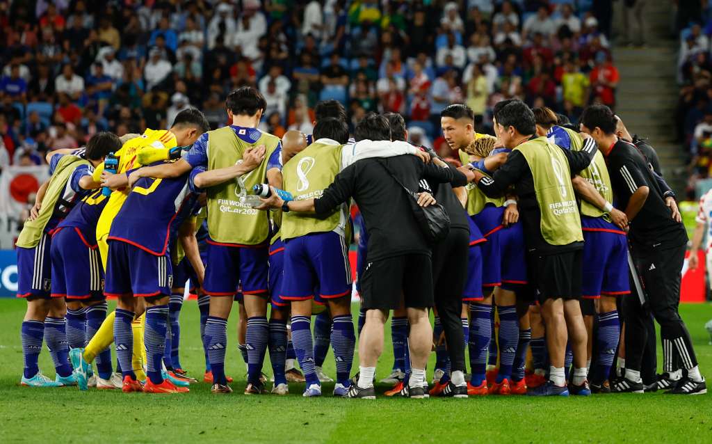 GR1107. AL WAKRAH (CATAR), 05/12/2022.- Jugadores de Japón se abrazan al comienzo del tiempo extra hoy, en un partido de los octavos de final del Mundial de Fútbol Qatar 2022 entre Japón y Croacia en el estadio Al Janoub en Al Wakrah (Catar). EFE/ José Méndez