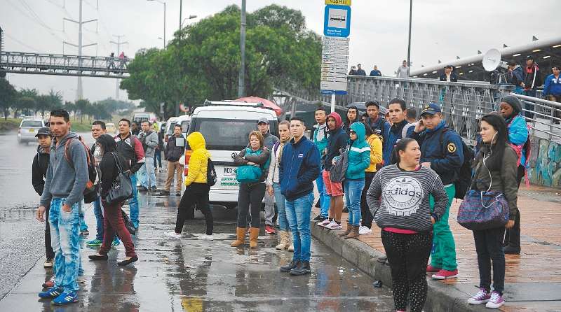 Largas esperas soportaron los habitantes en Ciudad Bolívar, tras la suspensión del operador de la zona. / Gustavo Torrijos-El Espectador