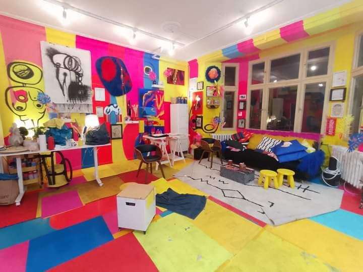El taller de la artista Carolina Amaya es una exlosión de color