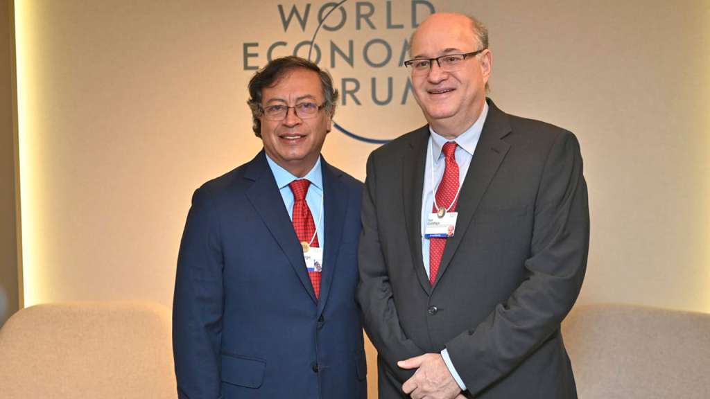 El presidente de Colombia, Gustavo Petro, junto con el presidente del BID, Ilan Goldfajn.