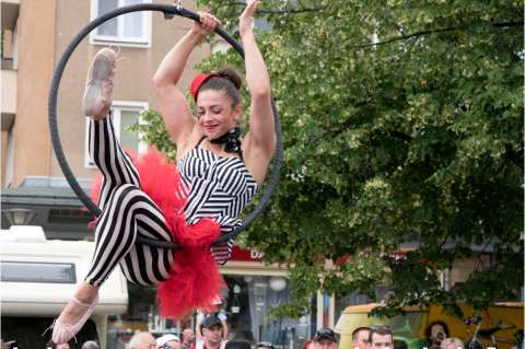 Un circo lleva comida y arte a barrios afectados por la cuarentena en Bogotá
