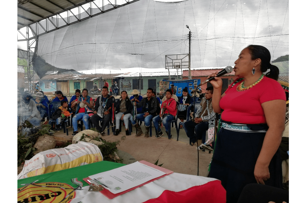 La reunión se realiza en una plaza central ambientada por la música y las danzas propias del pueblo Nasa.