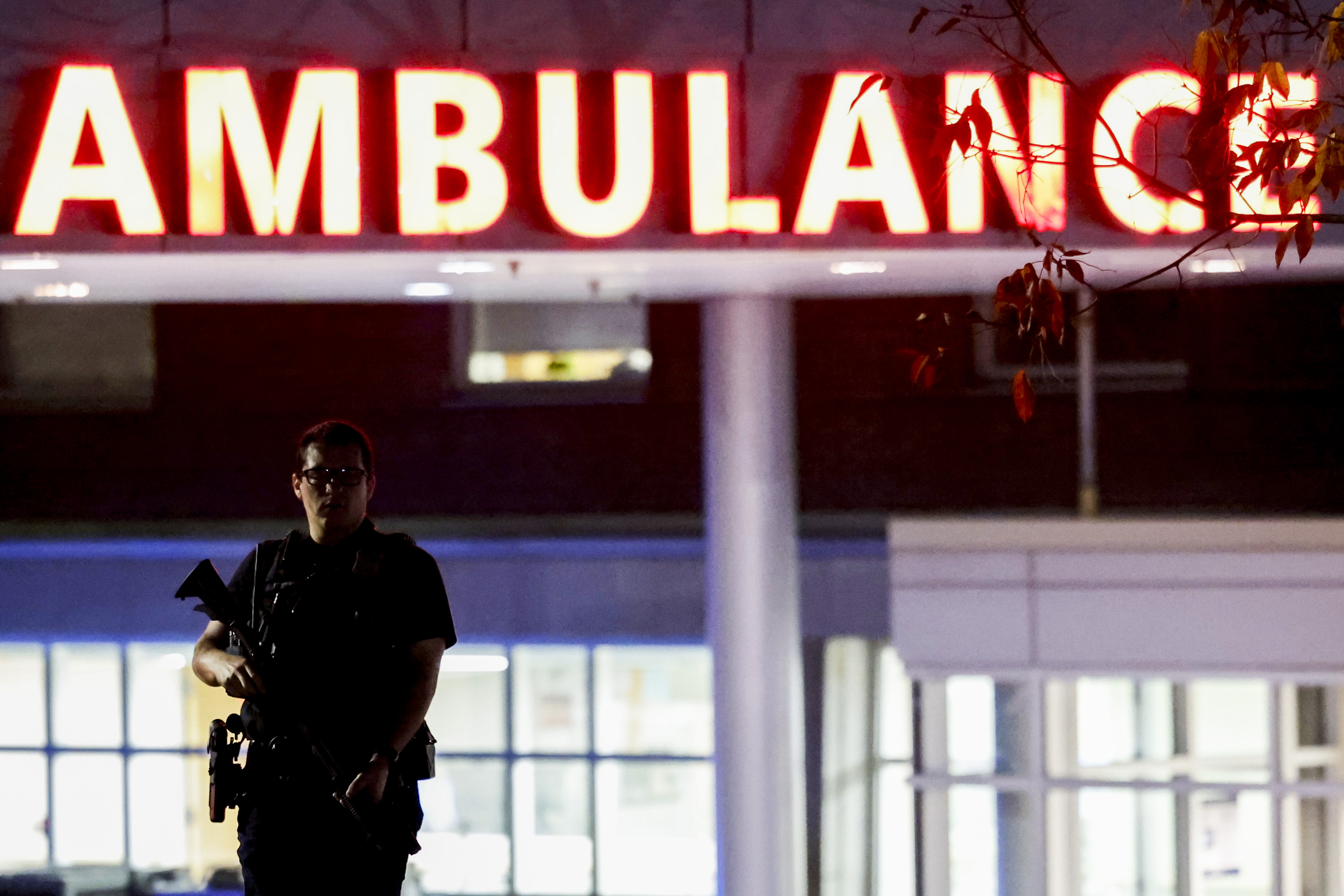 Lewiston (United States), 26/10/2023.- A police officer stands guard in front of the Central Maine Medical Center after a man reportedly opened fire killing and injuring numerous people in Lewiston, Maine, USA, 25 October 2023. Early reports indicate as many as 20 people have been killed, and dozens injured. Police are still searching for the suspect. EFE/EPA/CJ GUNTHER