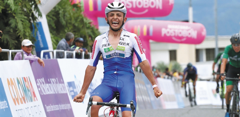 Édison Callejas en la llegada a la Torre de Chipre, en Manizales, en la última etapa de la Vuelta de la Juventud 2022. El bogotano tiene 21 años, y del 3 al 12 de junio disputará por primera vez la Vuelta a Colombia, la carrera más importante del calendario nacional. / Federación Colombiana de Ciclismo