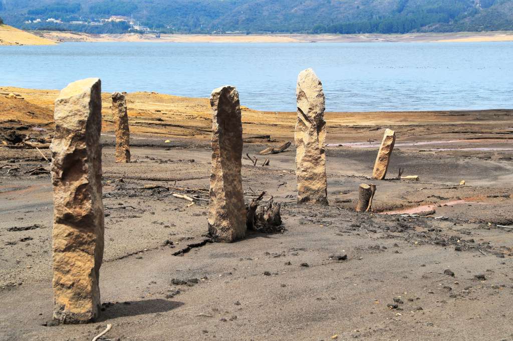 CAL400. LA CALERA(COLOMBIA), 11/04/2024.- Con extensas playas formadas por la falta de agua se observa este jueves el embalse San Rafael ubicado en el municipio de La Calera (Colombia). El racionamiento de agua ordenado por la Alcaldía de Bogotá ante los bajos niveles que tienen los embalses que abastecen a la ciudad, debido a la sequía agravada por el fenómeno de El Niño, comenzó este jueves en numerosos barrios del centro y el norte de la capital colombiana, de casi 8 millones de habitantes, con cortes del suministro por 24 horas. EFE/Carlos Ortega
