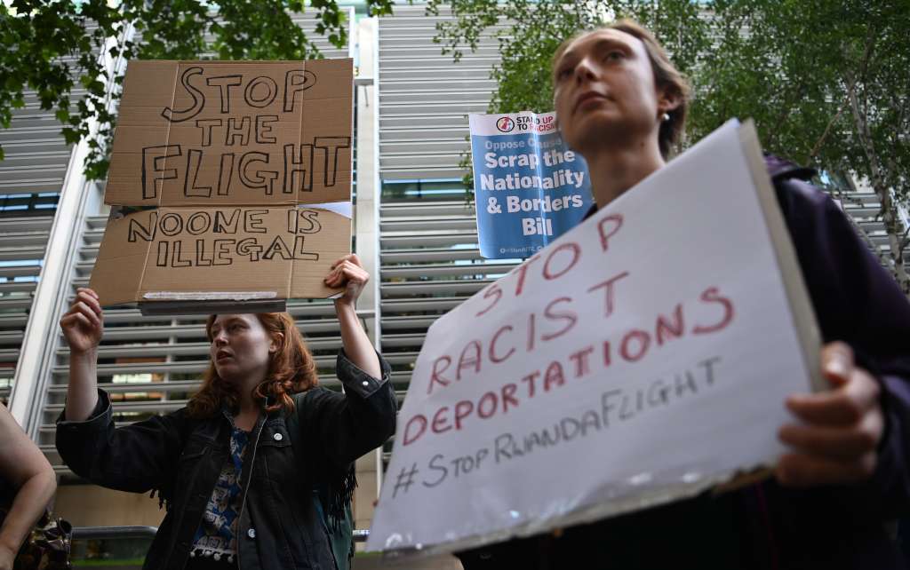 London (United Kingdom), 13/06/2022.- Human rights protesters demonstrate outside the Home Office in London, Britain, 13 June 2022. An Appeal Court judge has ruled against stopping the UK Home Office from flying asylum seekers from the UK to Rwanda. Human rights campaigners appealed at the High Court against the UK governments migrant policy which critics say is 'illegal' deportation of migrants to Rwanda. (Protestas, Ruanda, Reino Unido, Londres) EFE/EPA/ANDY RAIN