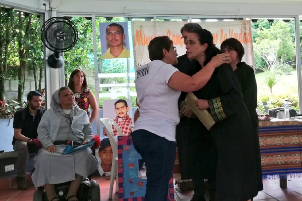 Seis organizaciones de derechos humanos y de víctimas entregaron el informe a la JEP. / Cortesía JEP.