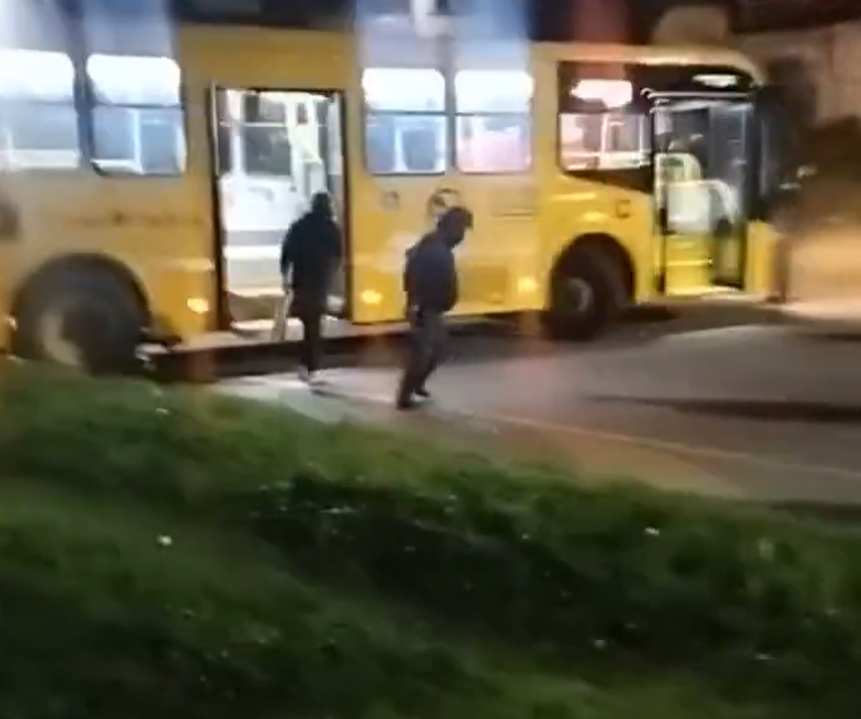 Seis buses del servicio público de transporte fueron afectados por los daños ocasionados.