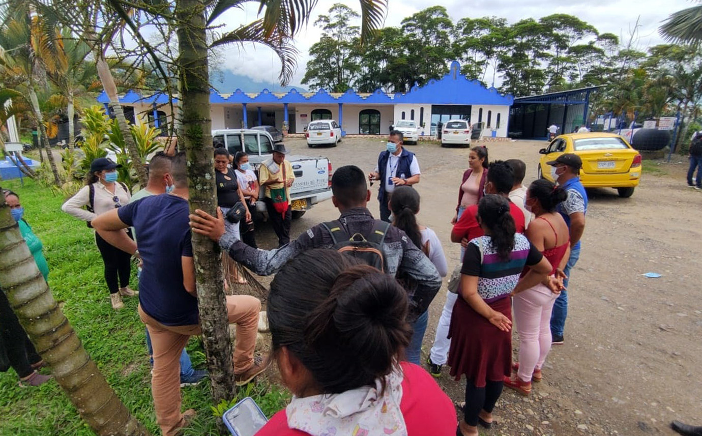 PTO500. PUERTO LEGUÍZAMO (COLOMBIA), 30/03/2022.- Fotografía cedida por la Defensoría del Pueblo de habitantes reunidos con integrantes de la Defensoría del Pueblo hoy en Puerto Leguízamo (Colombia). Una operación militar que tenía el objetivo de capturar a uno de los líderes de la Segunda Marquetalia de las disidencias de las Fuerzas Armadas Revolucionarias de Colombia (FARC) resultó en la muerte de un grupo de indígenas en el departamento del Putumayo (sur), que el Ejército luego trató de hacer pasar por guerrilleros. EFE/ Defensoría del Pueblo/SOLO USO EDITORIAL /NO VENTAS /SOLO DISPONIBLE PARA ILUSTRAR LA NOTICIA QUE ACOMPAÑA /CRÉDITO OBLIGATORIO