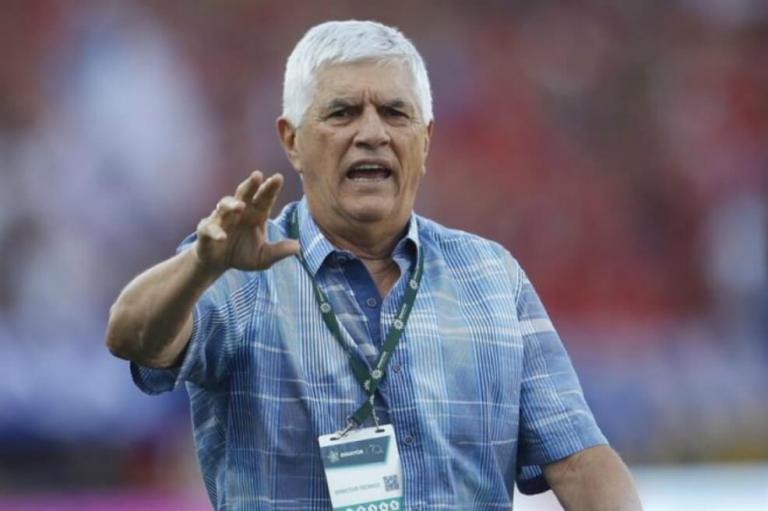 Julio Comesaña criticó a sus dirigidos y lamentó no tener a Messi ni a Maradona