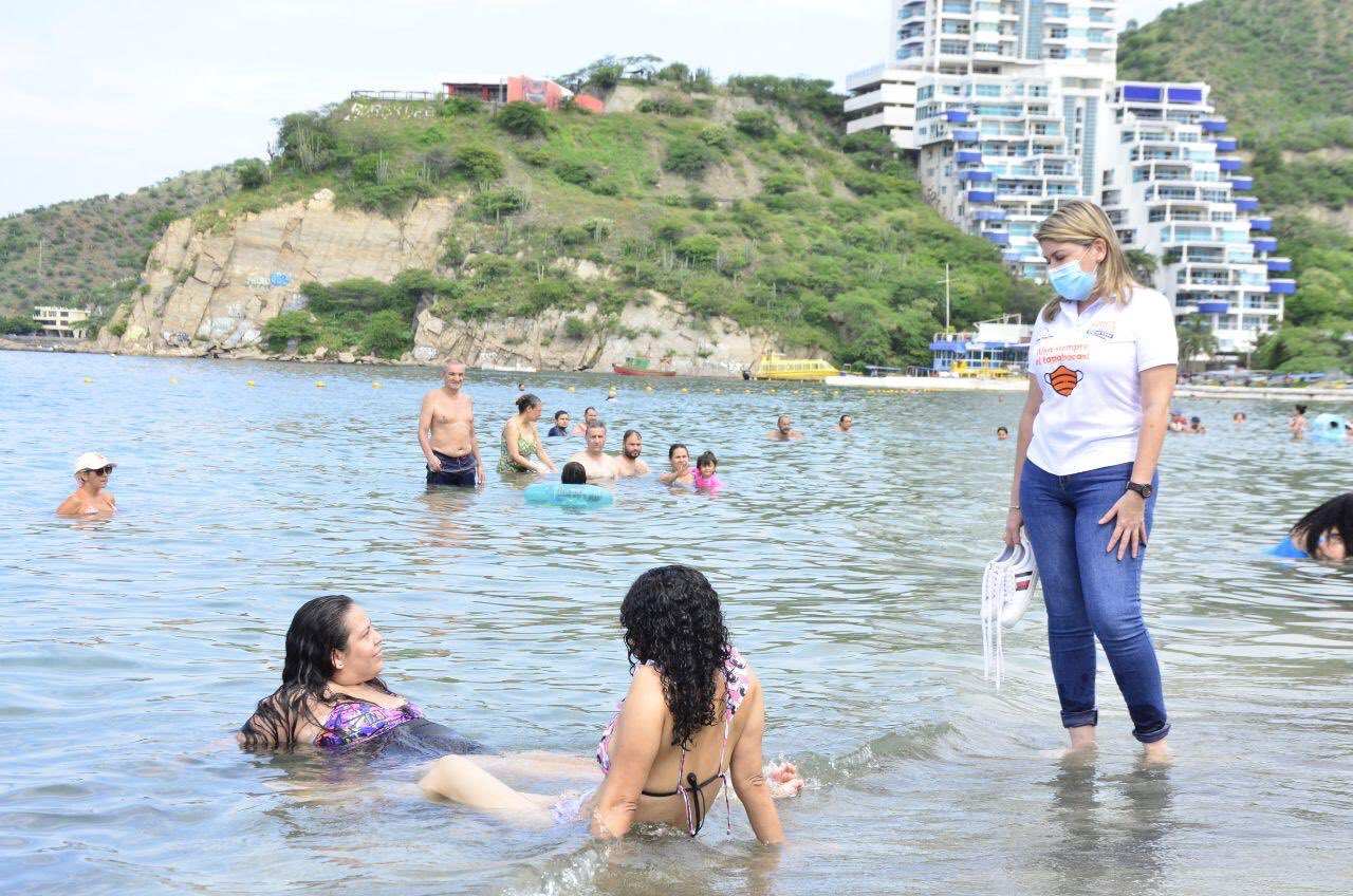 Virna Johnson, alcaldesa de Santa Marta, visitó las playas de El Rodadero.