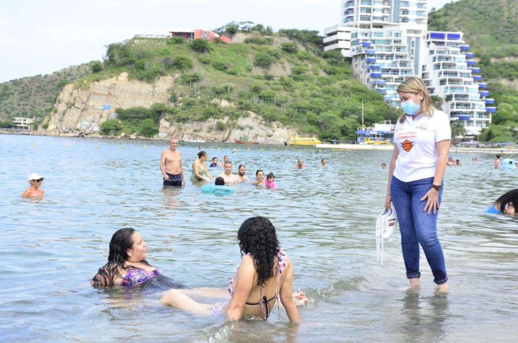 Virna Johnson, alcaldesa de Santa Marta, visitó las playas de El Rodadero.