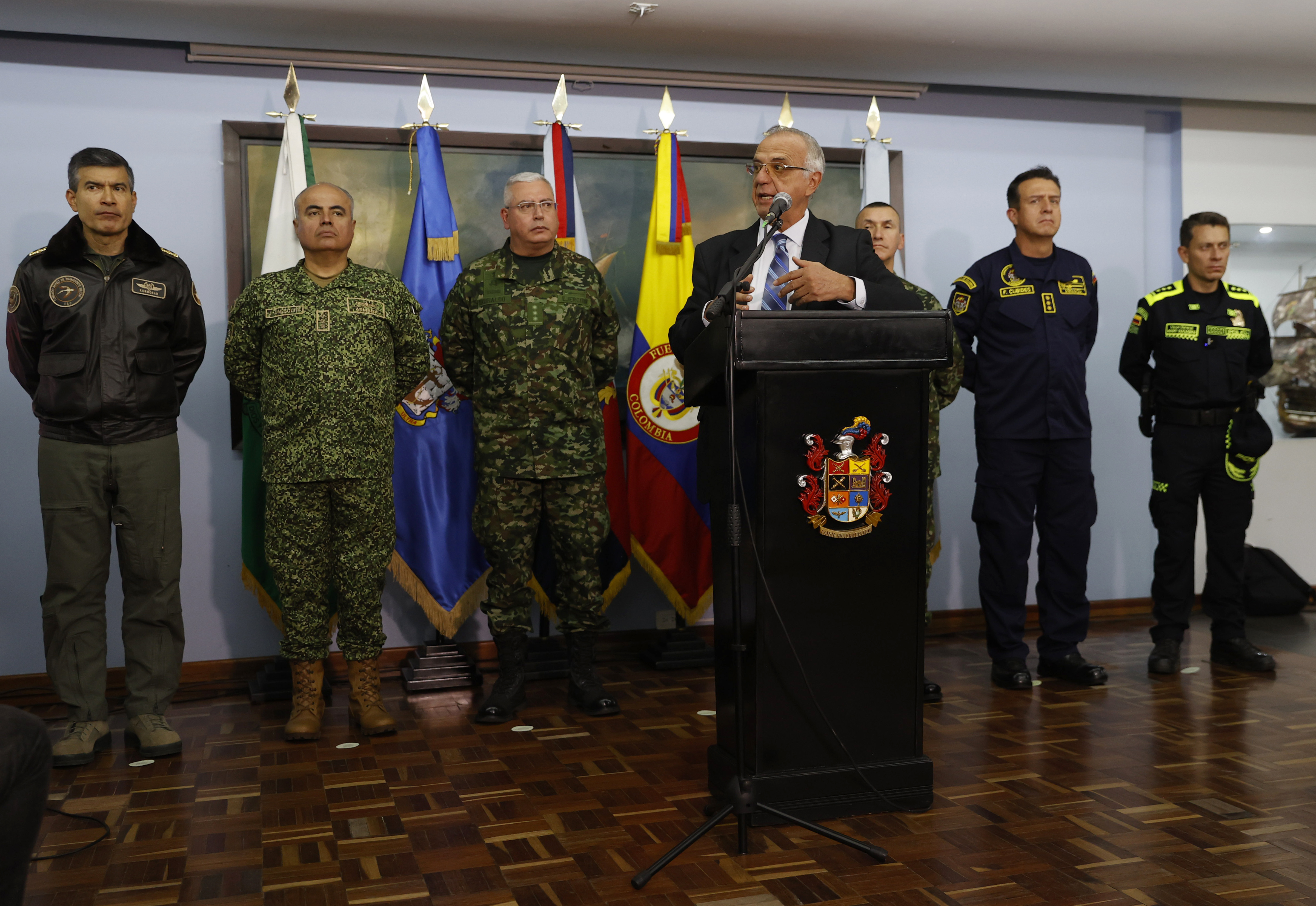 AME1549. BOGOTÁ (COLOMBIA), 25/08/2022.- El ministro de Defensa de Colombia, Iván Velásquez, ofrece una rueda de prensa para anunciar que se suspenden los bombardeos contra grupos ilegales, hoy en Bogotá (Colombia). Velásquez anunció este jueves que ordenará a las Fuerzas Militares que dejen de bombardear campamentos de grupos armados ilegales en los que haya menores de edad y recalcó que no se disminuirá la capacidad de la fuerza pública. "Operaciones que pongan en peligro vida de menores de reclutamiento forzado no puede haber (...) Los bombardeos deben ser suspendidos, vamos a evaluar el momento específico en el que como una directriz específica se pueda disponer, pero hacia allá es a donde debemos tender", dijo el ministro Velásquez en una conferencia de prensa.EFE/Mauricio Dueñas Castañeda