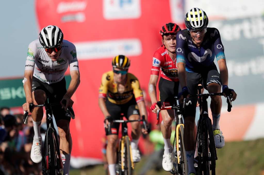 LA CRUZ DE LINARES, 14/09/2023.- El ciclista español Juan Ayuso (i), del UAE Emirates; el estadounidense Sepp Kuss, del Jumbo VIsma (c); el esloveno Primoz Roglic, del Jumbo Visma, y el español Enric Mas, del Movistar, al finalizar la decimoctava etapa de la Vuelta Ciclista a España disputada este jueves entre Pola de Allande y La Cruz de Linares, de 179 kms de recorrido. EFE/ Manu Bruque