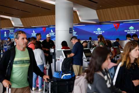 A días del Mundial, el Aeropuerto de Los Ángeles es un calvario para turistas