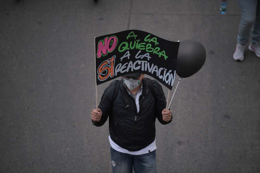Comerciantes de las localidades en cuarentena estricta en Bogotá, salieron esta mañana a protestar ante la preocupación de que las nuevas medidas termine con el cierre de más negocios y locales. Tras diálogo con el Distrito se indicó que el próximo lunes 24 de agosto se evaluarán los indicadores para determinar si algunos sectores podrán salir antes del aislamiento.