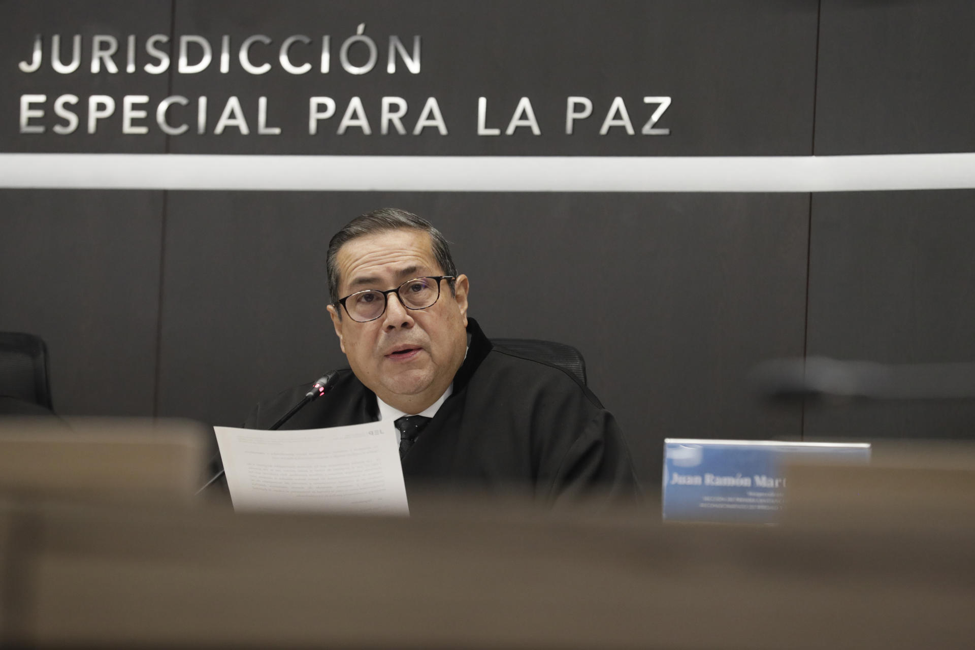 AME027. BOGOTÁ (COLOMBIA), 16/09/2025.- El magistrado de la sección de primera instancia para casos de reconocimiento de verdad y responsabilidad de la Jurisdicción Especial para la Paz (JEP) Camilo Andrés Suárez habla en una audiencia este martes, en Bogotá (Colombia). Siete integrantes del último mando de las FARC, incluido su máximo jefe, Rodrigo Londoño, fueron condenados por la Jurisdicción Especial para la Paz a penas alternativas de ocho años de "restricción efectiva de sus derechos" como "máximos responsables de la política criminal de secuestro" de esa guerrilla durante el conflicto armado colombiano. EFE/ Carlos Ortega
