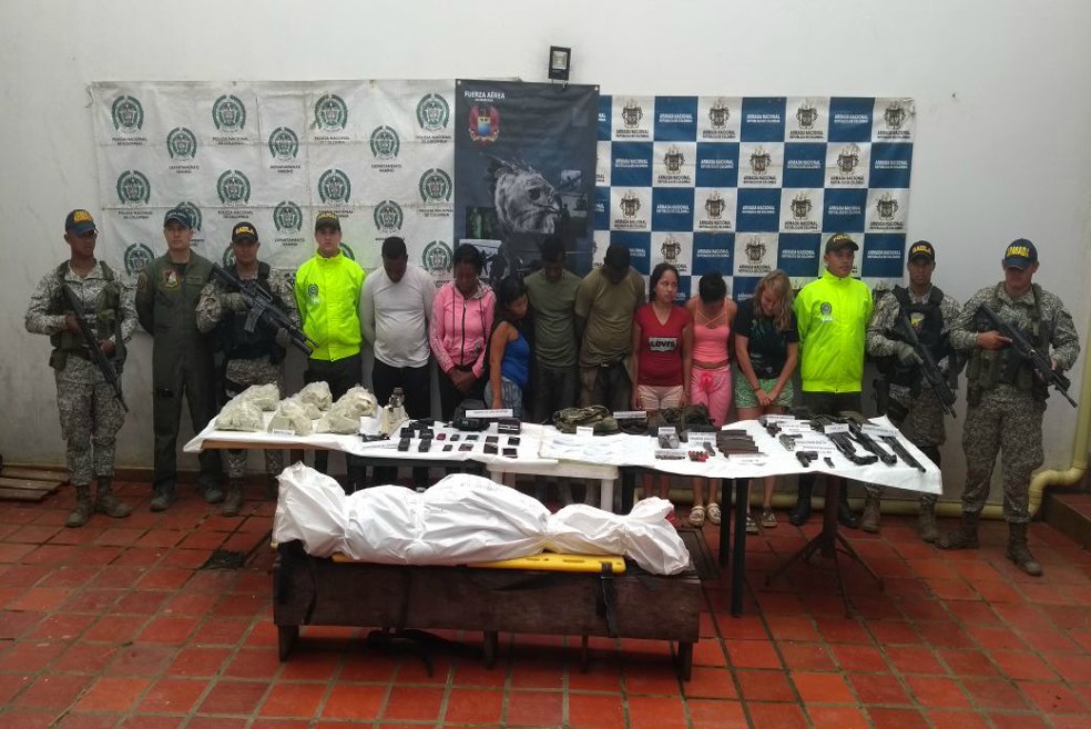 Las autoridades trasladaron a los capturados hasta el municipio de El Charco, Nariño, donde fueron puestos a disposición de las autoridades. / Cortesía Armada Nacional
