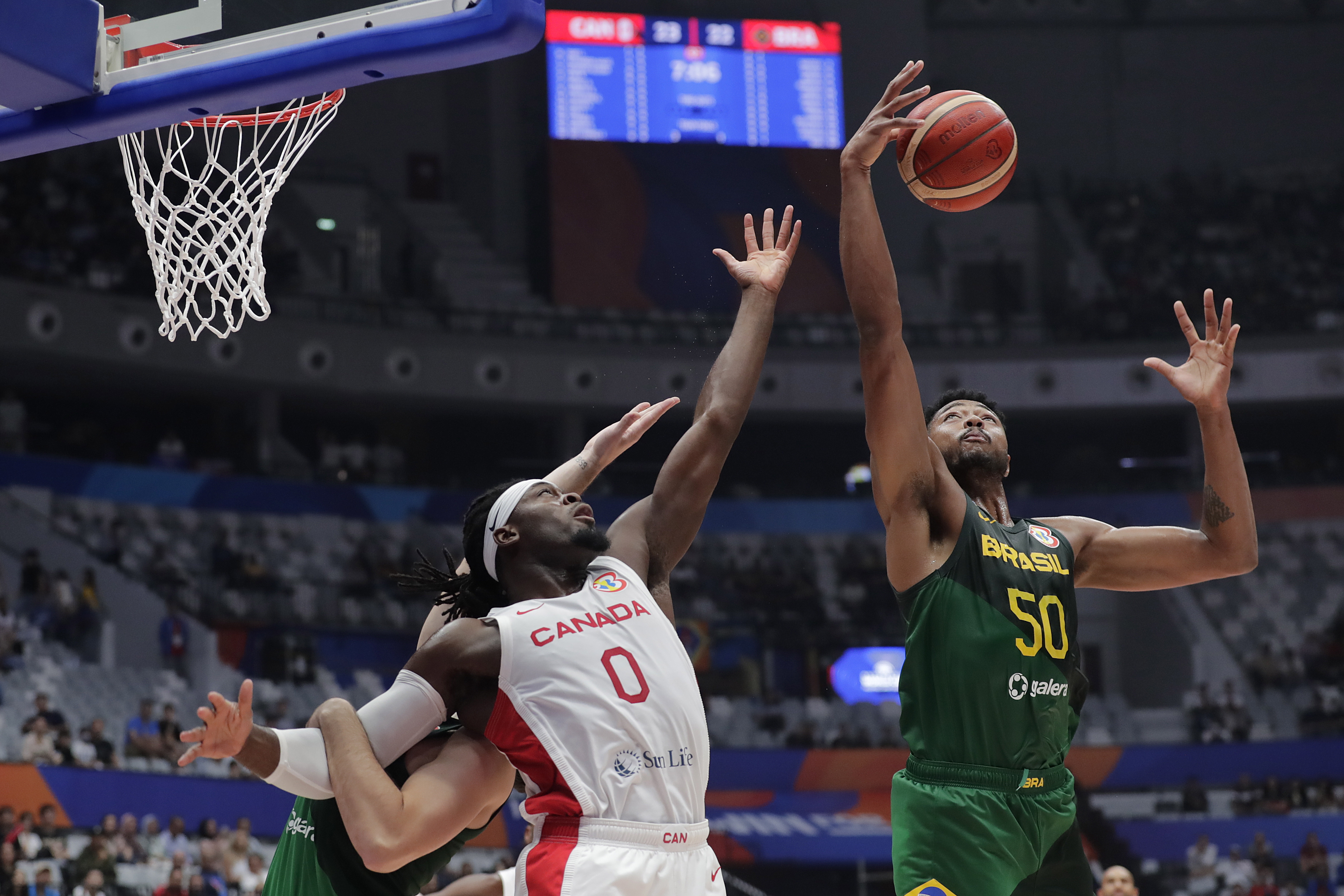Jakarta (Indonesia), 01/09/2023.- Bruno Caboclo of Brazil (R) in action against Luguentz Dort of Canada (L) during the FIBA Basketball World Cup 2023 group stage second round match between Canada and Brazil in Jakarta, Indonesia, 01 September 2023. (Baloncesto, Brasil) EFE/EPA/MAST IRHAM