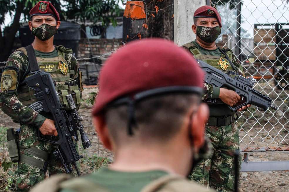 Militares de la XXX Brigada apoyando el mantenimiento de la cuarentena en la zona fronteriza de Norte de Santander. / AFP
